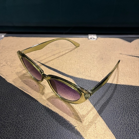 Stylish Green Cat-Eye Sunglasses - Picture 3 of 3